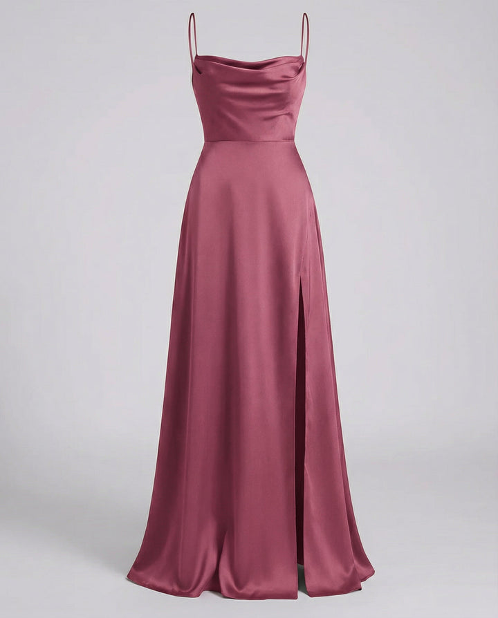 Beerenfarbenes Maxikleid aus fließendem Satin mit Wasserfallausschnitt, schmalen Trägern und hohem Seitenschlitz.