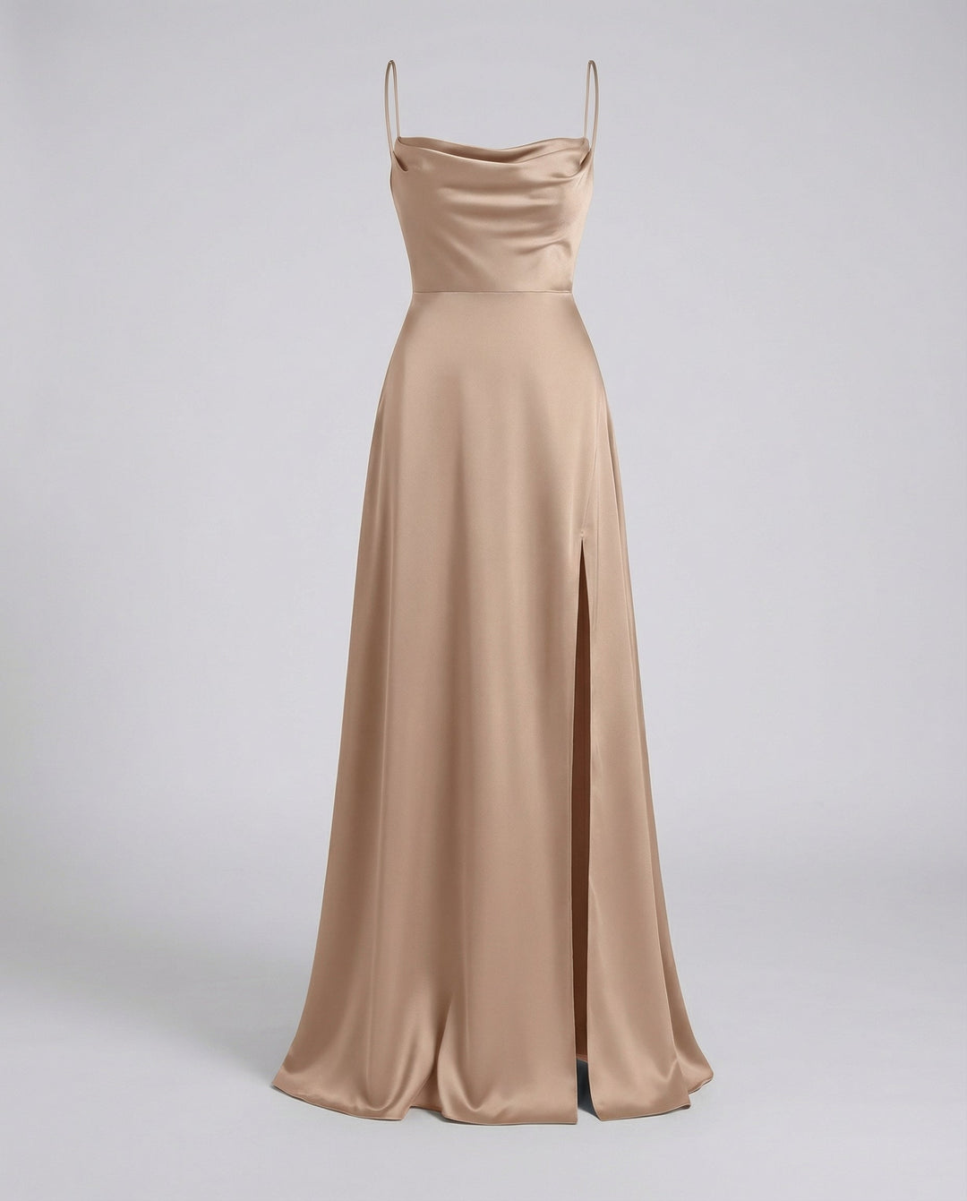 Beiges Satin-Maxikleid mit Wasserfallausschnitt, schmalen Trägern und hohem Seitenschlitz.