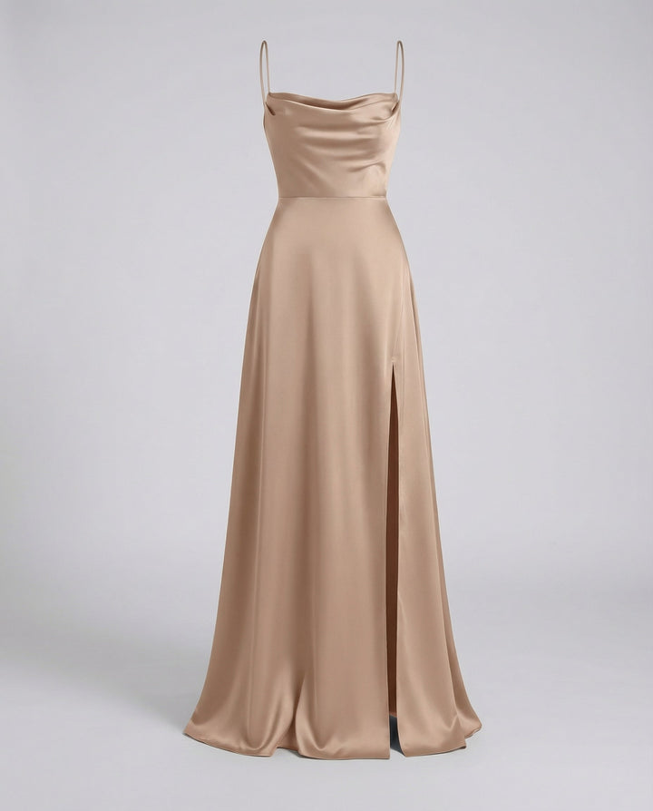 Beiges Satin-Maxikleid mit Wasserfallausschnitt, schmalen Trägern und hohem Seitenschlitz.