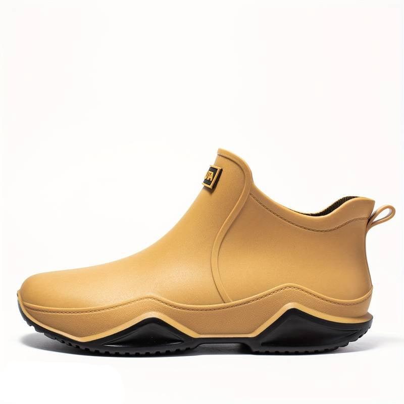 Beige, wasserdichte Damen-Stiefeletten zum Schlüpfen mit markanter schwarzer Profilsohle und knöchelhohem Design.