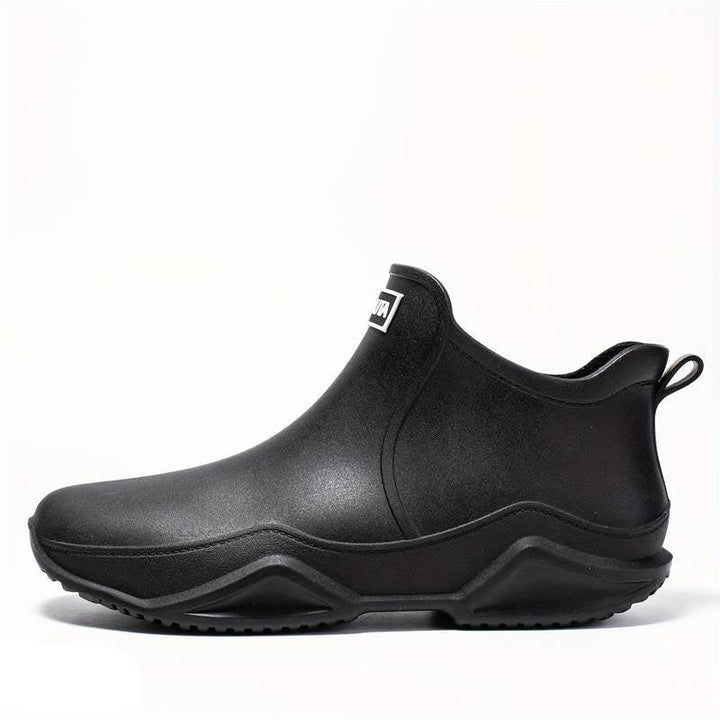 Schwarze, wasserdichte Mara Damen-Stiefeletten zum Hineinschlüpfen mit griffiger Wellen-Laufsohle und knöchelhohem Schaft.