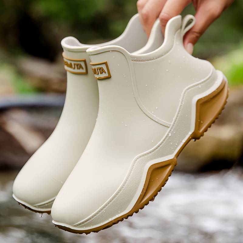 Beigefarbene, wasserdichte Damen-Stiefeletten zum Schlüpfen mit brauner Wellen-Laufsohle und praktischer Anziehschlaufe.