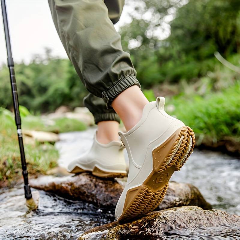 Beigefarbene, wasserdichte Damen-Stiefeletten zum Hineinschlüpfen mit rutschfester, brauner Wellen-Laufsohle im Gelände.