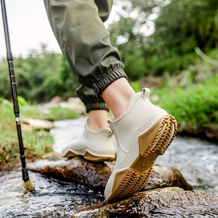Beigefarbene, wasserdichte Damen-Stiefeletten zum Hineinschlüpfen mit rutschfester, brauner Wellen-Laufsohle im Gelände.