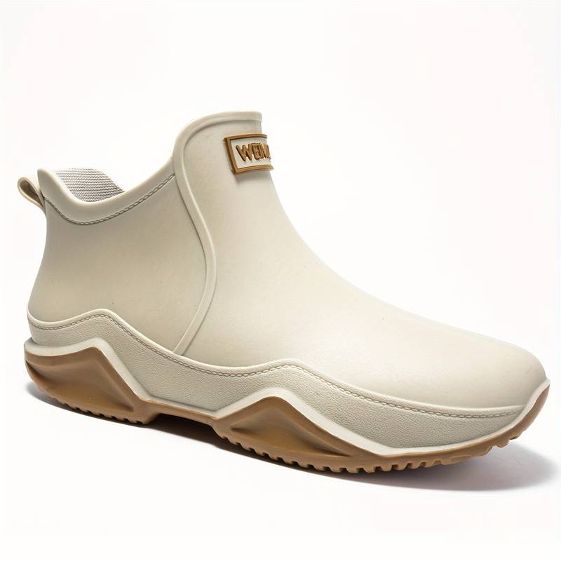 Beigefarbene, wasserdichte Damen-Stiefelette zum Hineinschlüpfen mit brauner Profilsohle und knöchelhohem Schaft.
