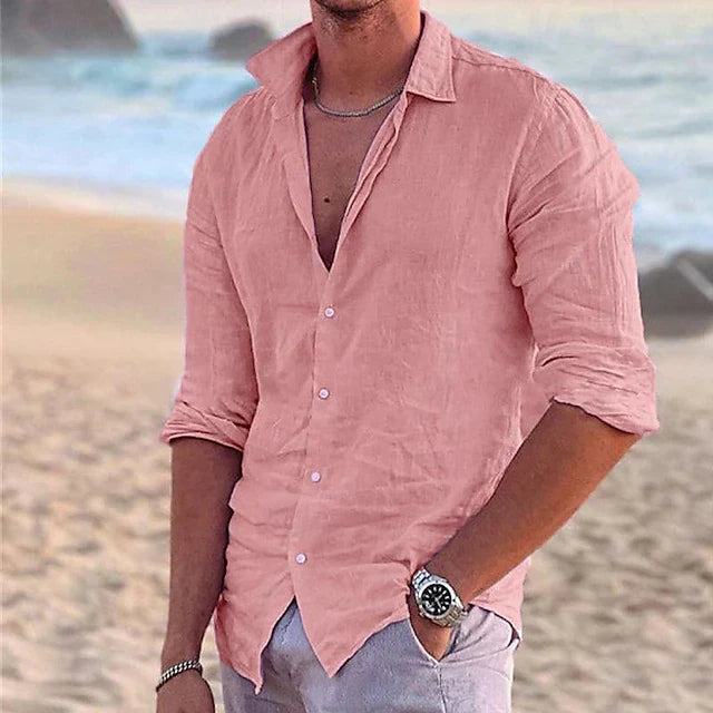 Altrosa Herren-Leinenhemd mit Langarm, klassischem Kragen und Knopfleiste am Strand.