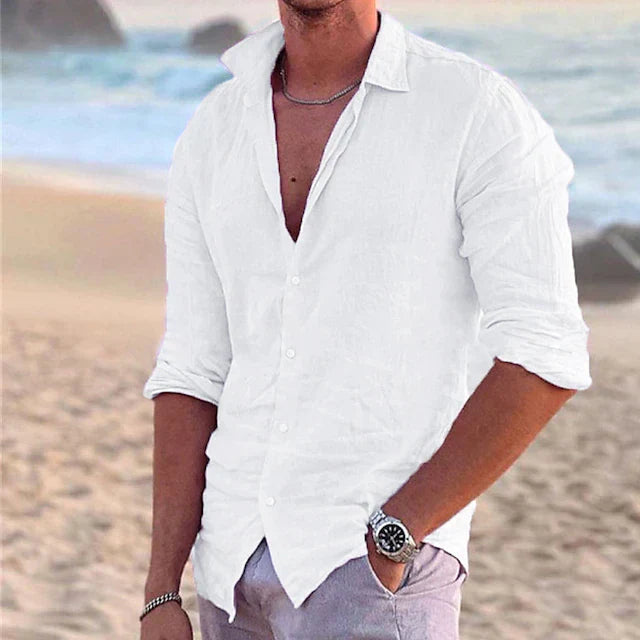 Weißes Marcel Langarm-Hemd aus luftigem Baumwoll-Leinen-Mix mit klassischem Kragen und Knopfleiste am Strand.
