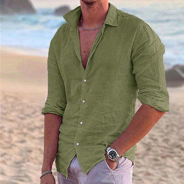 Olivgrünes Herren-Leinenhemd mit langen Ärmeln, klassischem Kragen und Knopfleiste am Strand.