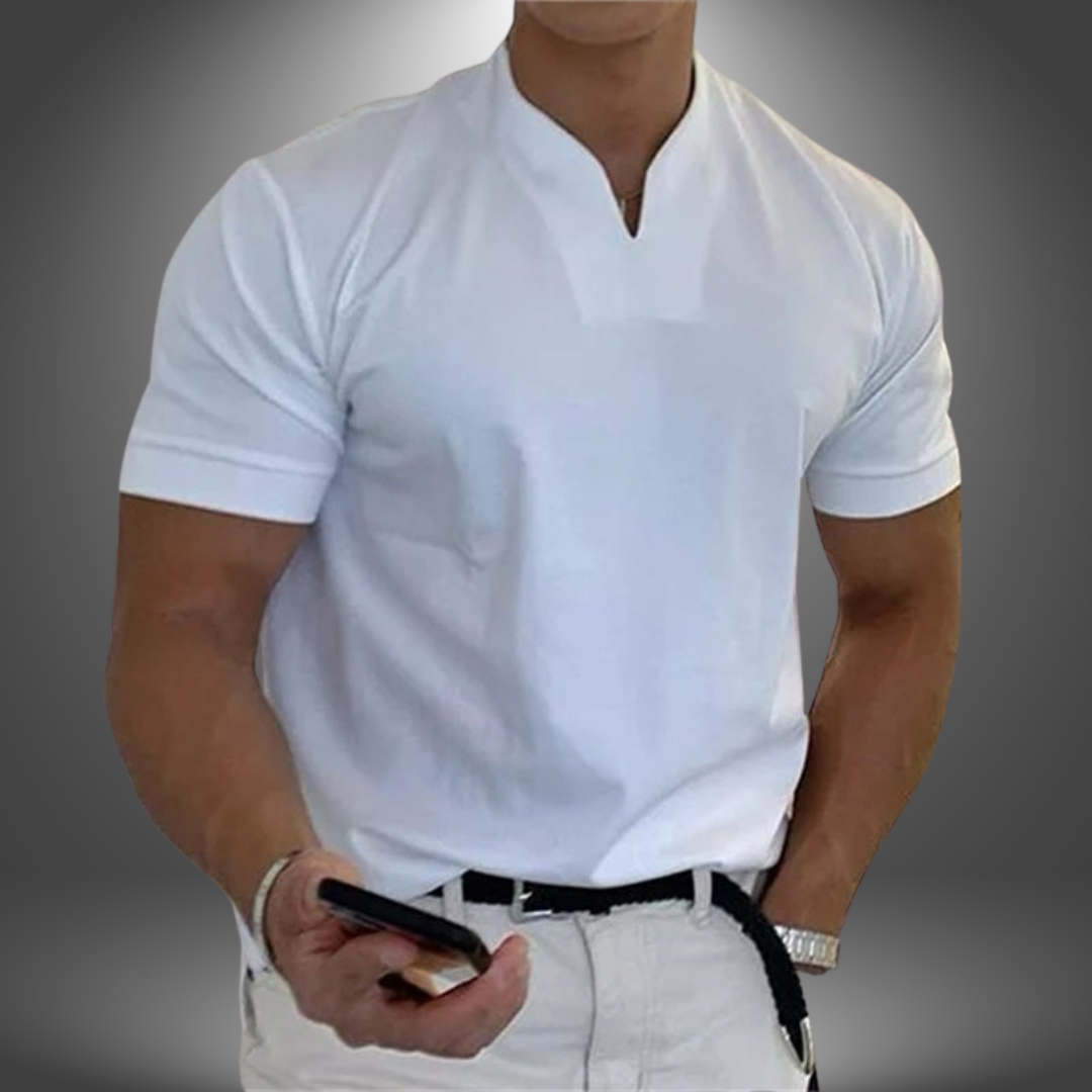 Weißes Herren-Leinenhemd mit kurzem Arm, modernem V-Ausschnitt und körperbetonter Passform für einen lässigen Look.