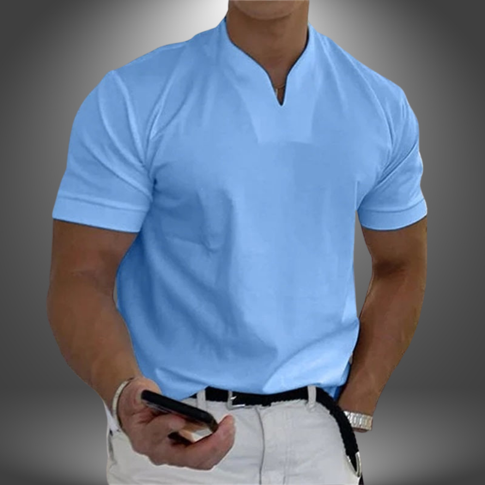 Hellblaues Herren-Leinenhemd mit kurzem Arm, modernem V-Ausschnitt und lockerer Passform für einen lässigen Look.