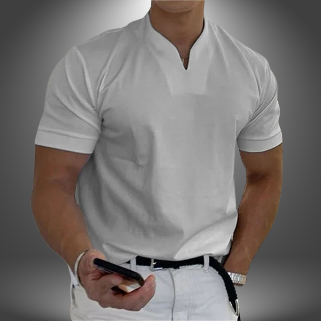 Weißes Herren-Leinenhemd mit kurzem Arm, modernem V-Ausschnitt und lockerer Passform für einen lässigen Look.