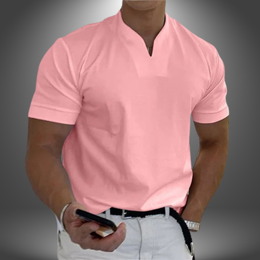 Hellrosa Herren-Leinenhemd mit kurzem Arm und modernem V-Ausschnitt für einen lässigen, sommerlichen Look.