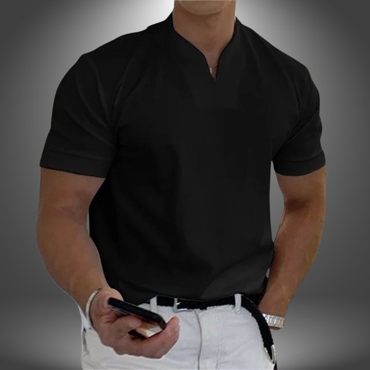 Schwarzes Herren-Leinenhemd mit kurzem Arm und modernem V-Ausschnitt, kombiniert mit einer hellen Hose.