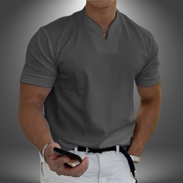 Dunkelgraues Herren-Leinenhemd mit kurzem Arm und modernem V-Ausschnitt, kombiniert mit einer weißen Hose.