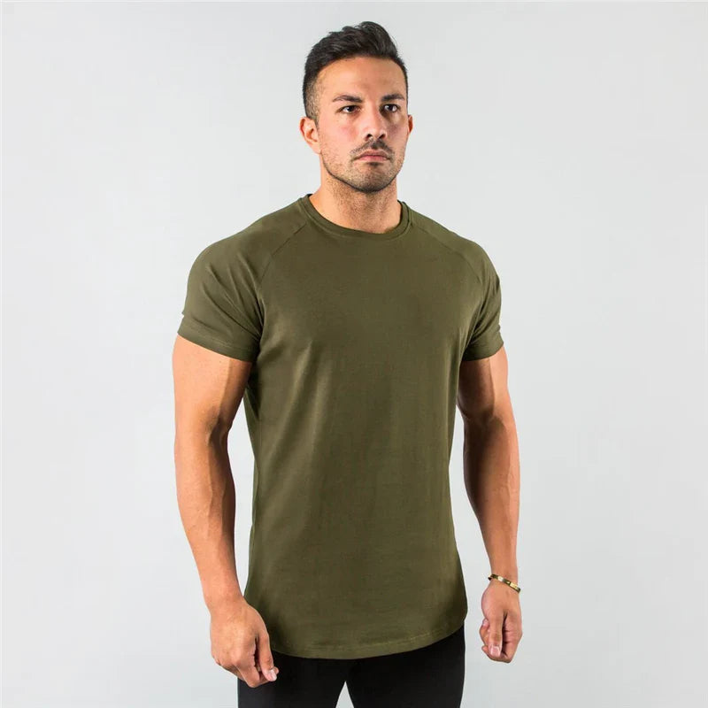 Olivgrünes, figurbetontes Herren-T-Shirt mit kurzen Ärmeln und Rundhalsausschnitt in schlichtem, modernem Design.