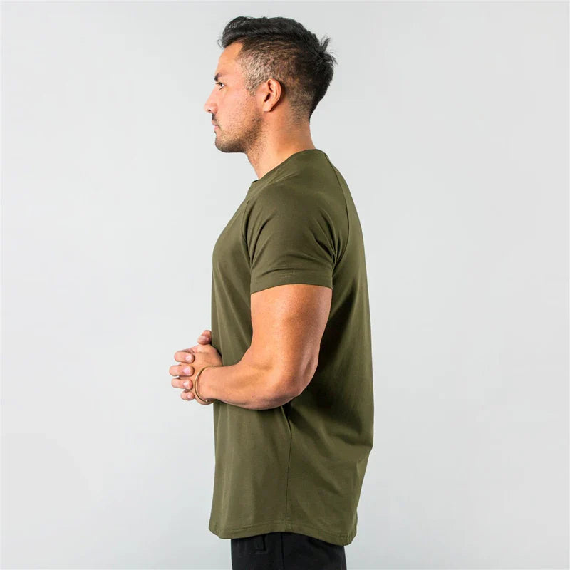 Olivgrünes, figurbetontes Herren T-Shirt mit kurzen Ärmeln und abgerundetem Saum in Seitenansicht.
