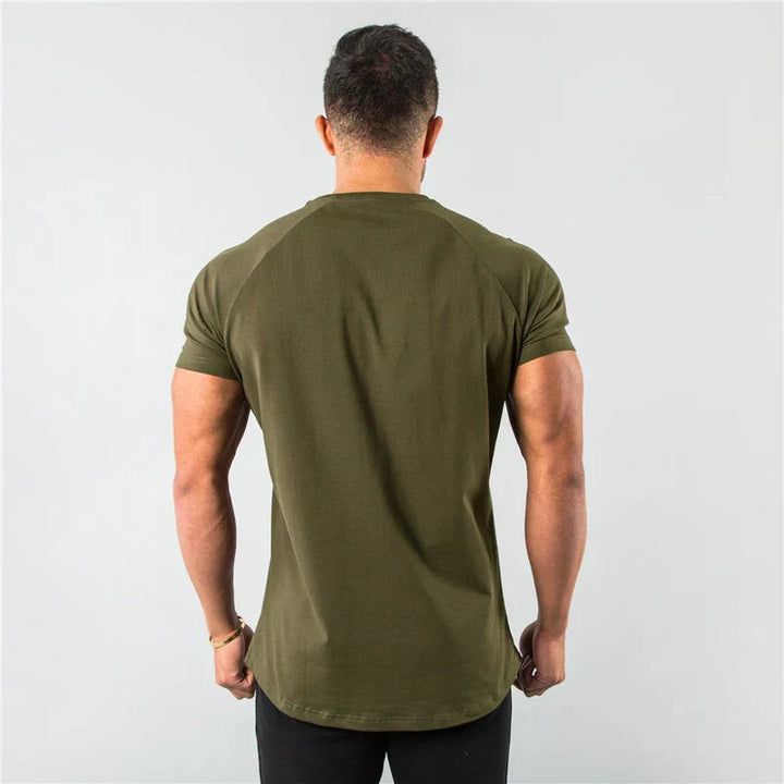 Rückenansicht eines olivgrünen, figurbetonten Herren-T-Shirts mit kurzen Ärmeln und abgerundetem Saum.