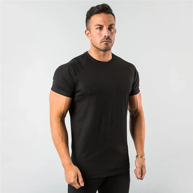 Schwarzes, figurbetontes Herren-T-Shirt mit kurzen Ärmeln und Rundhalsausschnitt in schlichtem, modernem Design.