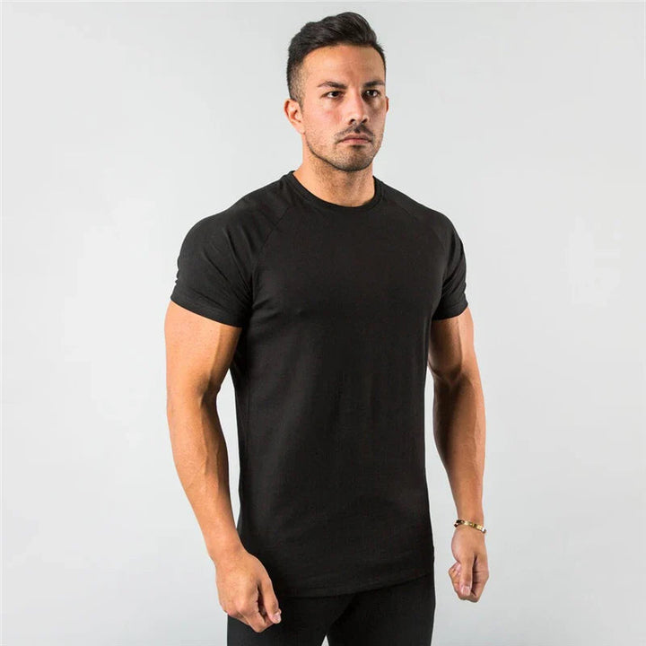 Schwarzes, figurbetontes Herren-T-Shirt mit kurzen Ärmeln und Rundhalsausschnitt in schlichtem, modernem Design.