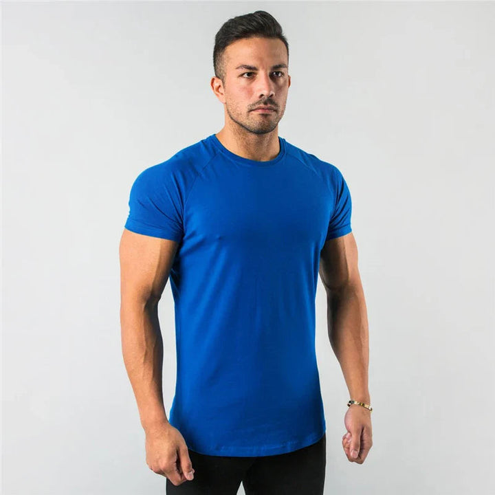 Kräftig blaues, figurbetontes Herren T-Shirt mit kurzen Ärmeln und Rundhalsausschnitt vor hellem Hintergrund.