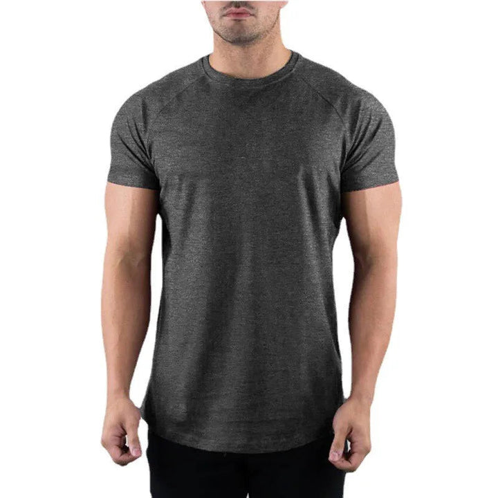 Dunkelgraues, figurbetontes Herren-T-Shirt mit Rundhalsausschnitt und kurzen Ärmeln in schlichtem, modernem Design.