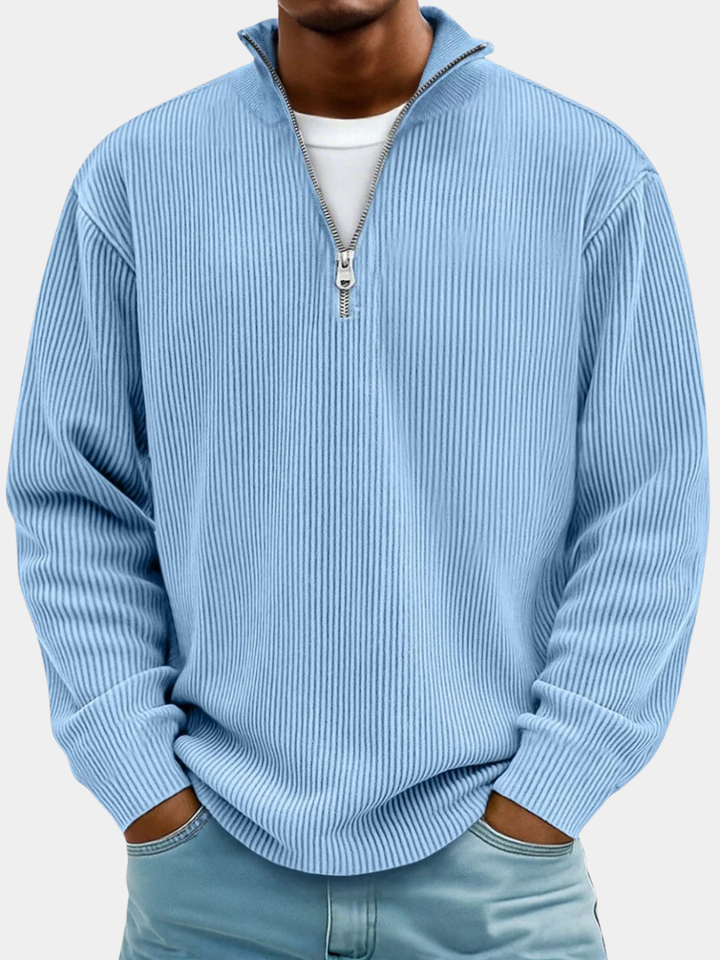 Hellblauer Herren-Pullover mit Half-Zip-Kragen, vertikaler Rippenstrick-Struktur und lockerer Passform.