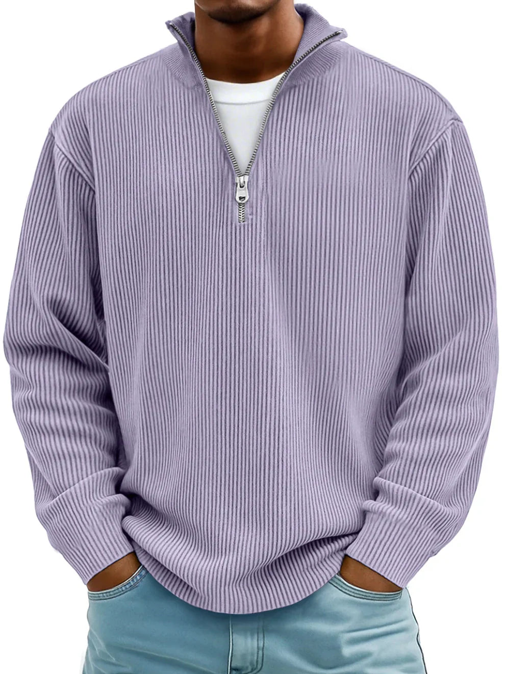 Lila Herren-Pullover mit Half-Zip-Kragen, vertikaler Rippenstruktur und lockerer Passform.