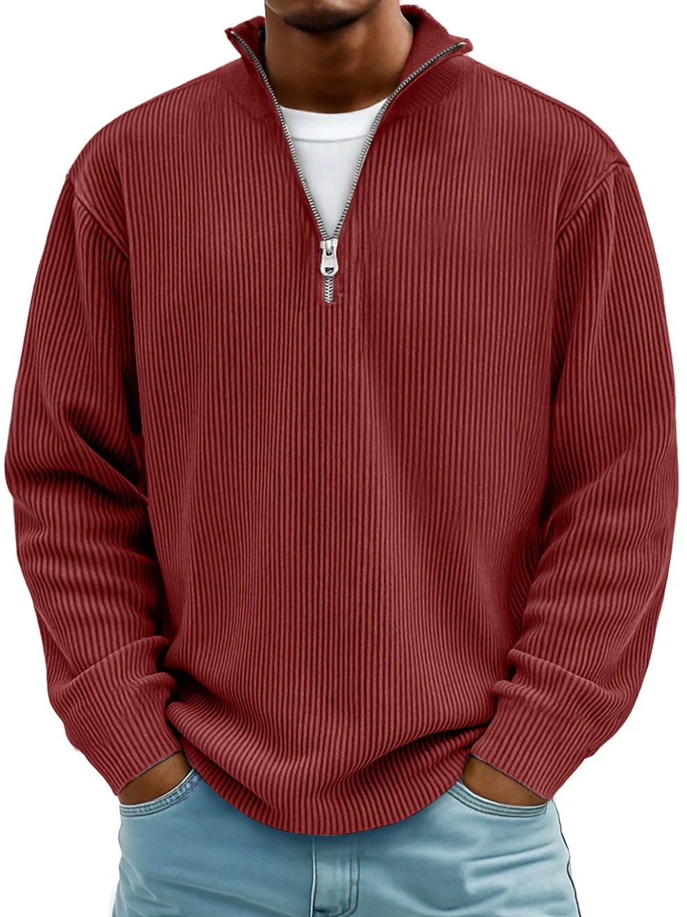 Dunkelroter Herren-Pullover mit Half-Zip-Kragen, vertikaler Rippenstruktur und lockerer Passform.