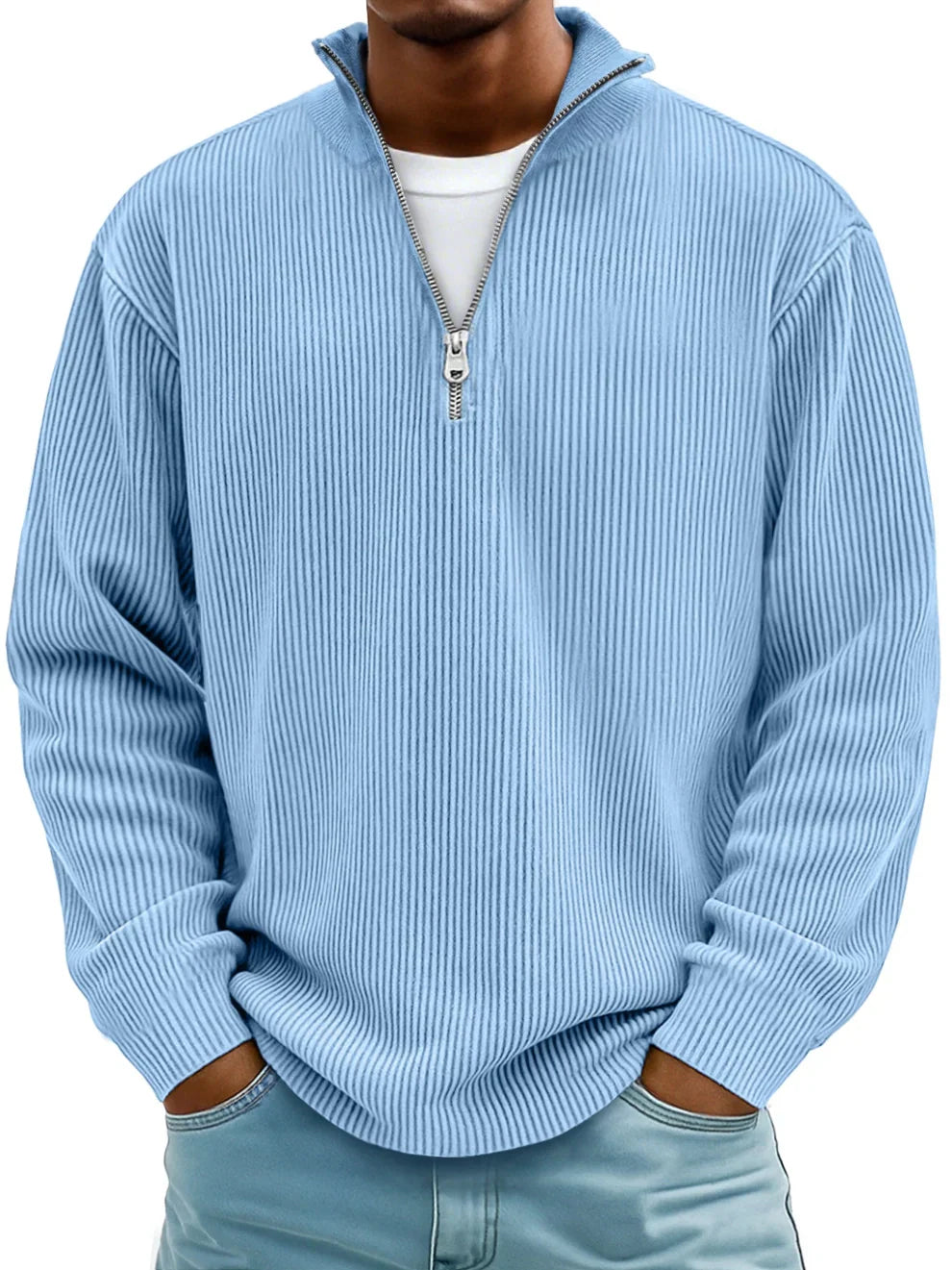 Hellblauer, gerippter Herren-Pullover mit Half-Zip-Kragen und modernem Reißverschluss in lockerer Passform.