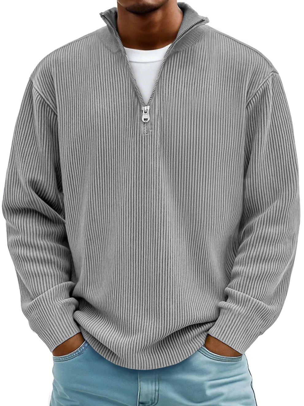 Grauer Herren-Pullover mit Half-Zip-Kragen, vertikaler Rippenstruktur und lockerer Passform.
