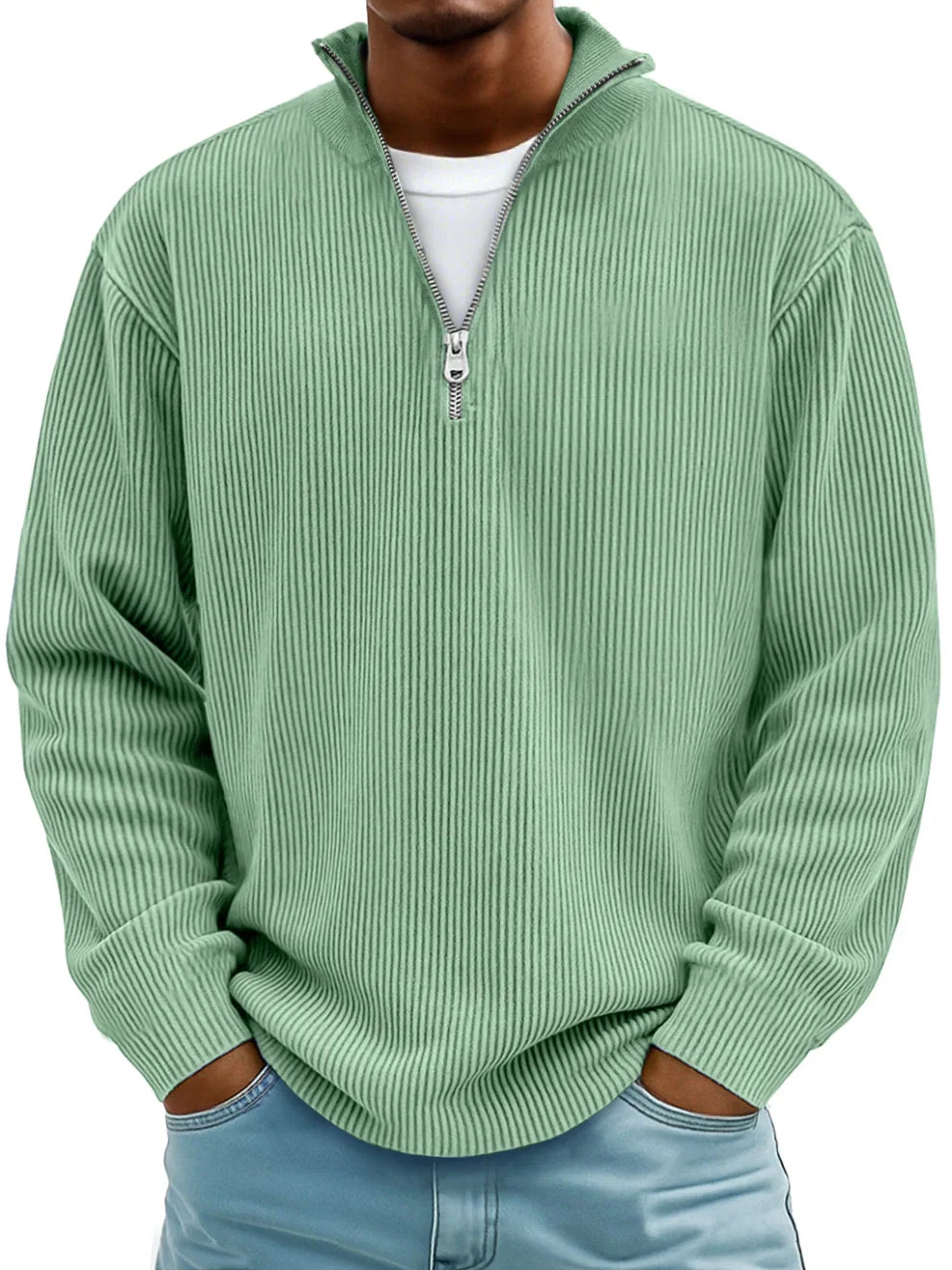 Hellgrüner Herren-Pullover mit Half-Zip-Kragen, vertikaler Rippenstruktur und lockerer Passform.