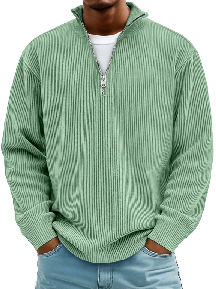 Hellgrüner Herren-Pullover mit Half-Zip-Kragen, vertikaler Rippenstruktur und lockerer Passform.