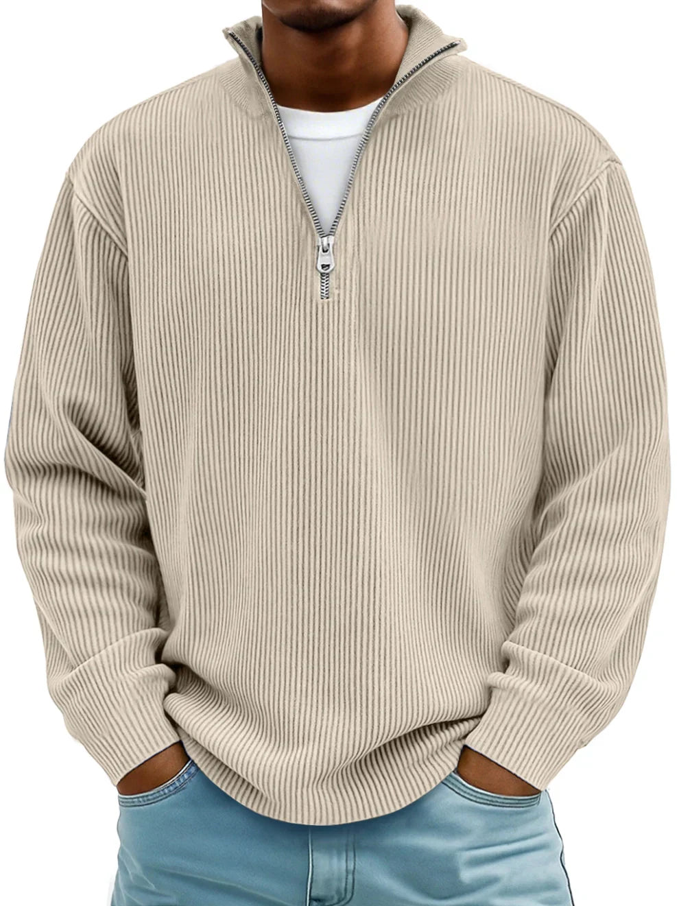 Beiger Herren-Pullover mit Half-Zip-Kragen, vertikaler Rippenstruktur und lockerer Passform.