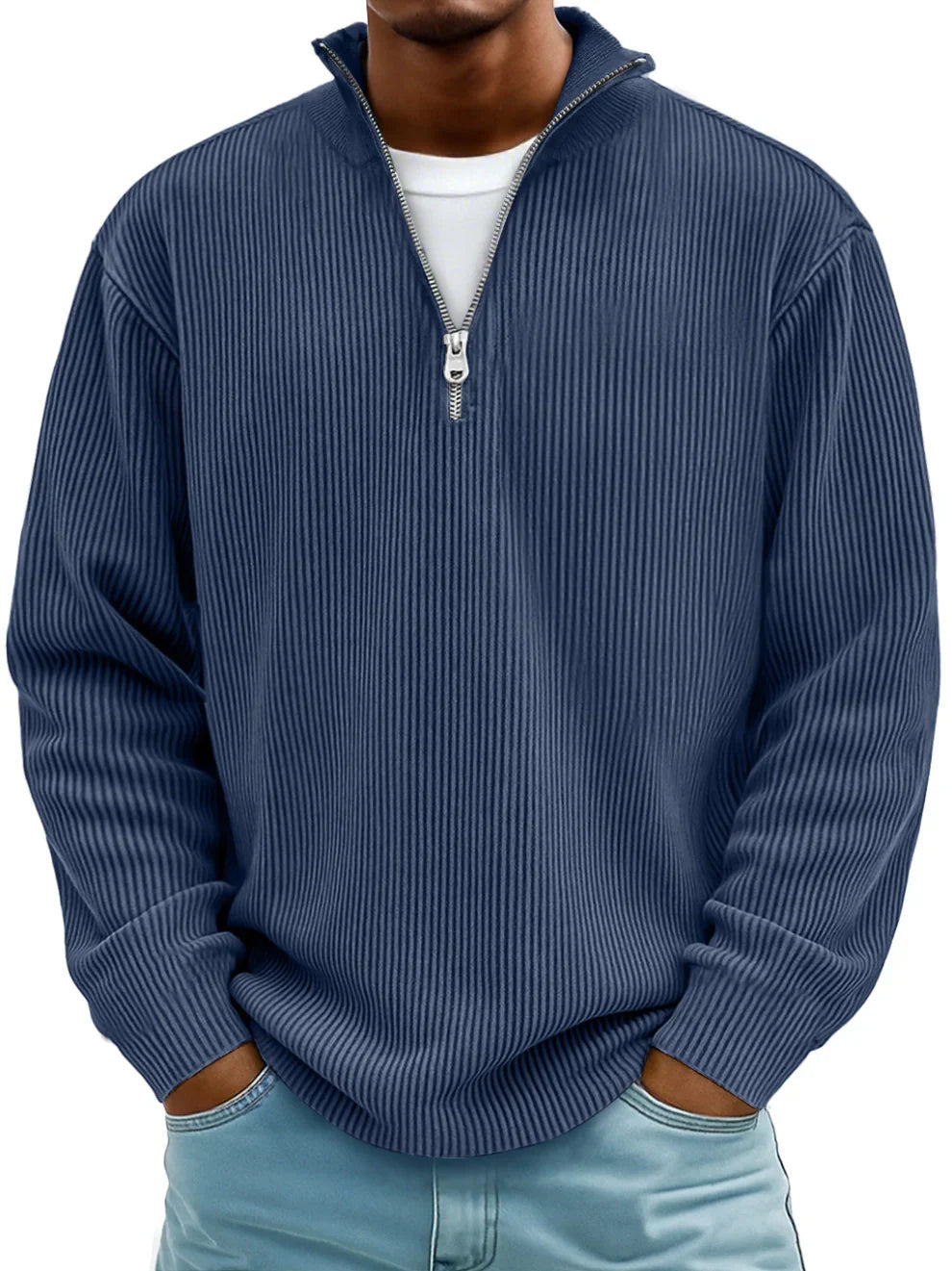 Dunkelblauer Herren-Pullover mit Half-Zip-Kragen, vertikaler Rippenstruktur und lockerer Passform.