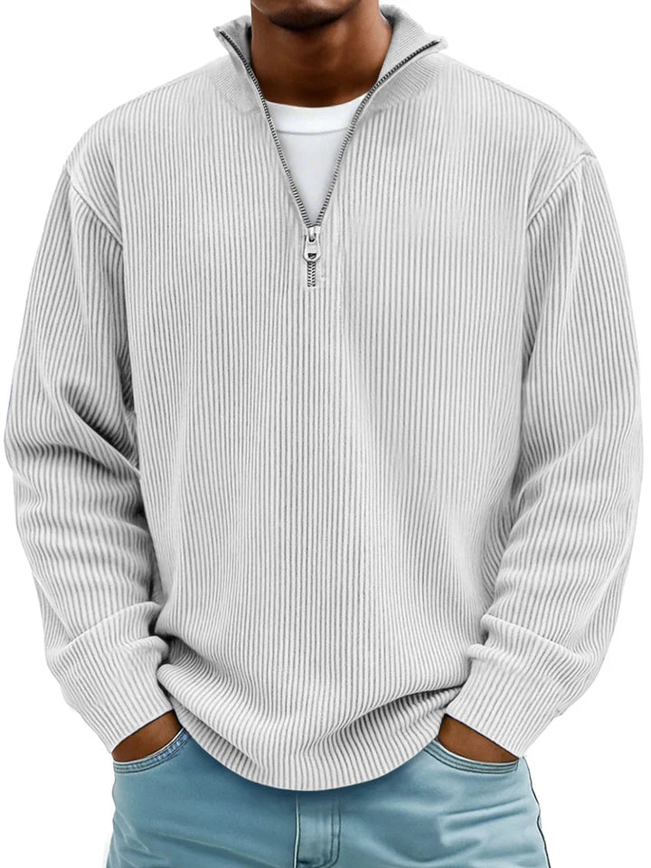 Hellgrauer Herren-Pullover mit Half-Zip-Kragen, vertikaler Rippenstruktur und lockerer Passform.
