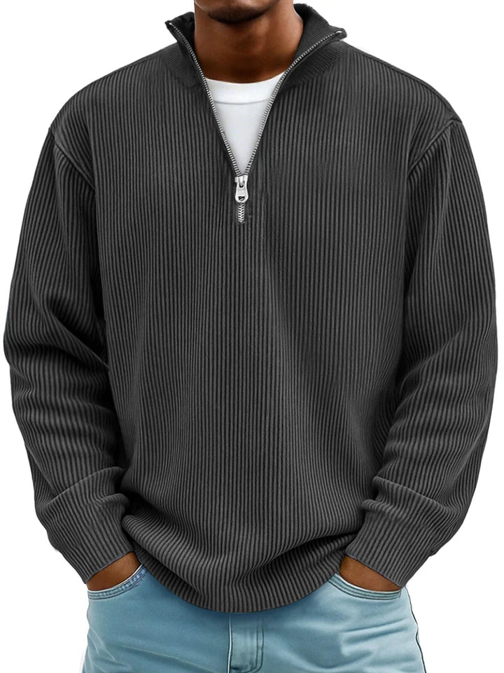 Dunkelgrauer Herren-Pullover mit Half-Zip-Kragen, vertikaler Rippstruktur und lockerer Passform.