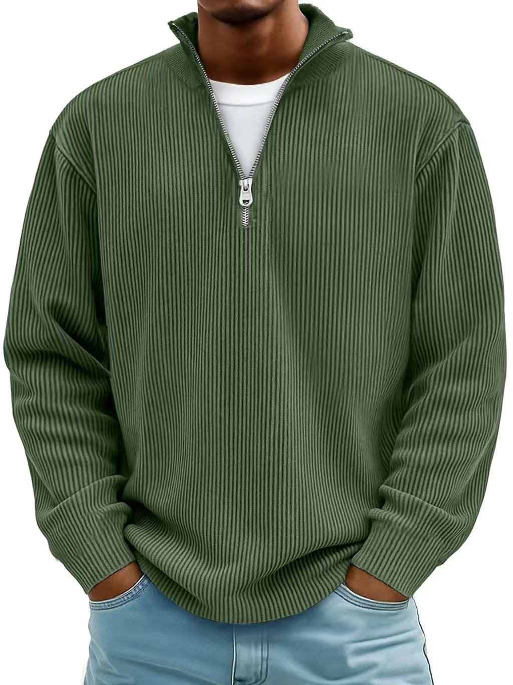 Olivgrüner Herren-Pullover mit Half-Zip-Kragen, vertikaler Rippenstruktur und lockerer Passform.