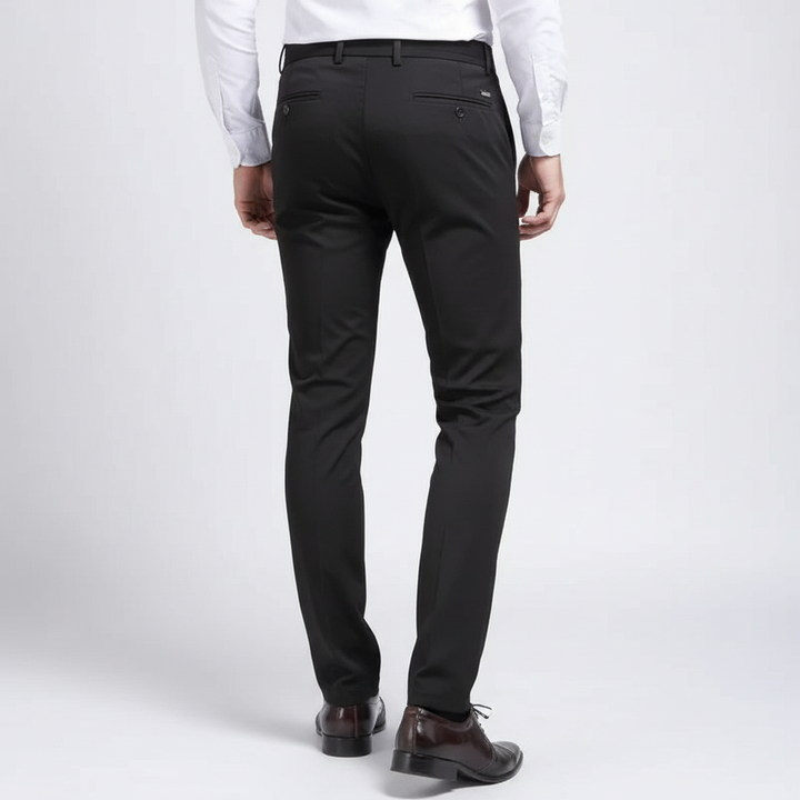Schwarze Marco Herren-Stretchhose mit geradem Schnitt, Knopfdetails an den Gesäßtaschen und komfortabler Passform.
