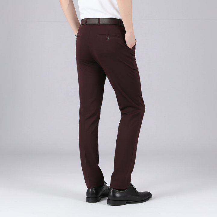 Dunkelrote Marco Herren Stretch-Hose mit geradem Schnitt, Knopfdetail an der Gesäßtasche und bequemem, elastischem Stoff.