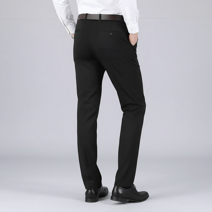 Schwarze Marco Herren-Stretchhose mit geradem Schnitt, Knopfdetails an den Gesäßtaschen und bequemem, elastischem Material.