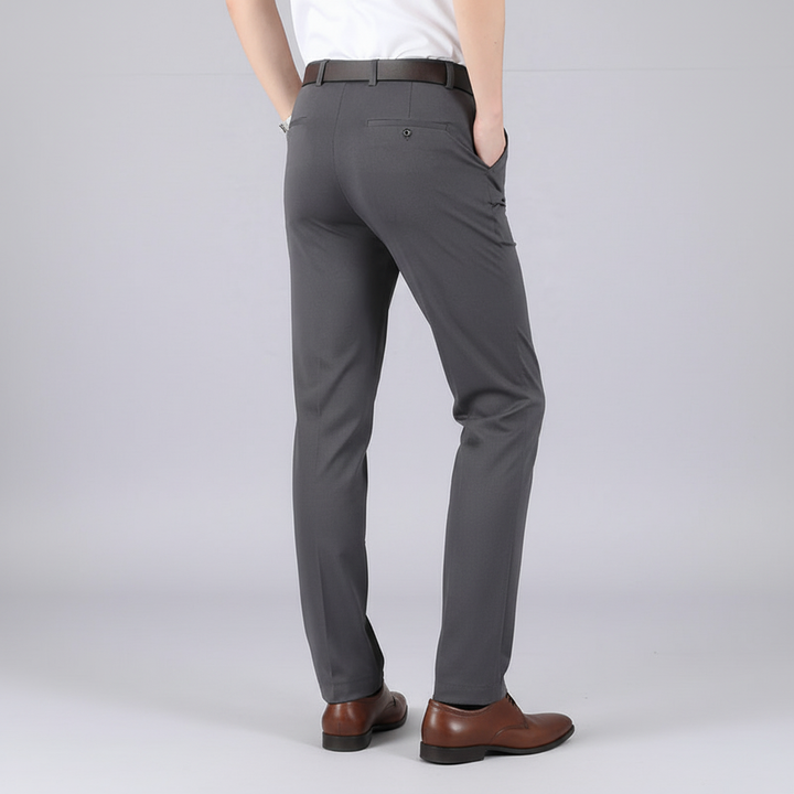 Dunkelgraue Marco Herren Stretch-Hose mit geradem Schnitt, Knopfdetail an der Gesäßtasche und bequemem, elastischem Stoff.