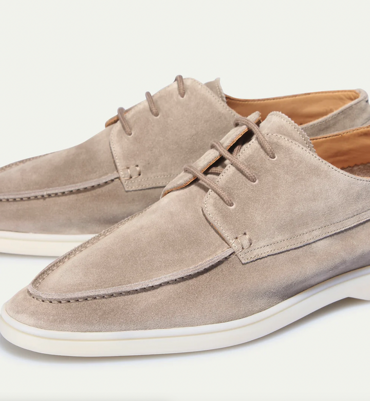 Beigefarbene Herren-Schnürschuhe aus weichem Wildleder mit heller Kontrastsohle und eleganter Nahtführung.