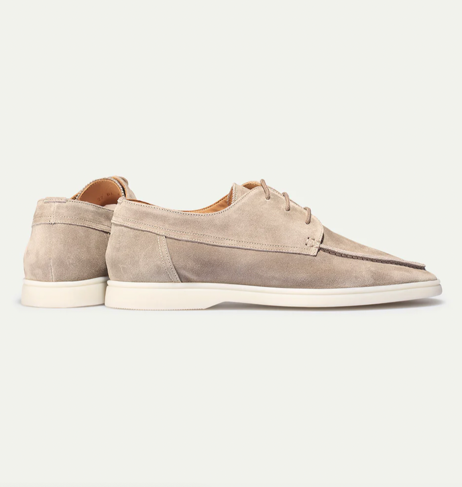 Beigefarbene Marco Herren-Schnürschuhe aus weichem Wildleder mit heller, leichter Sohle und klassischer Silhouette.