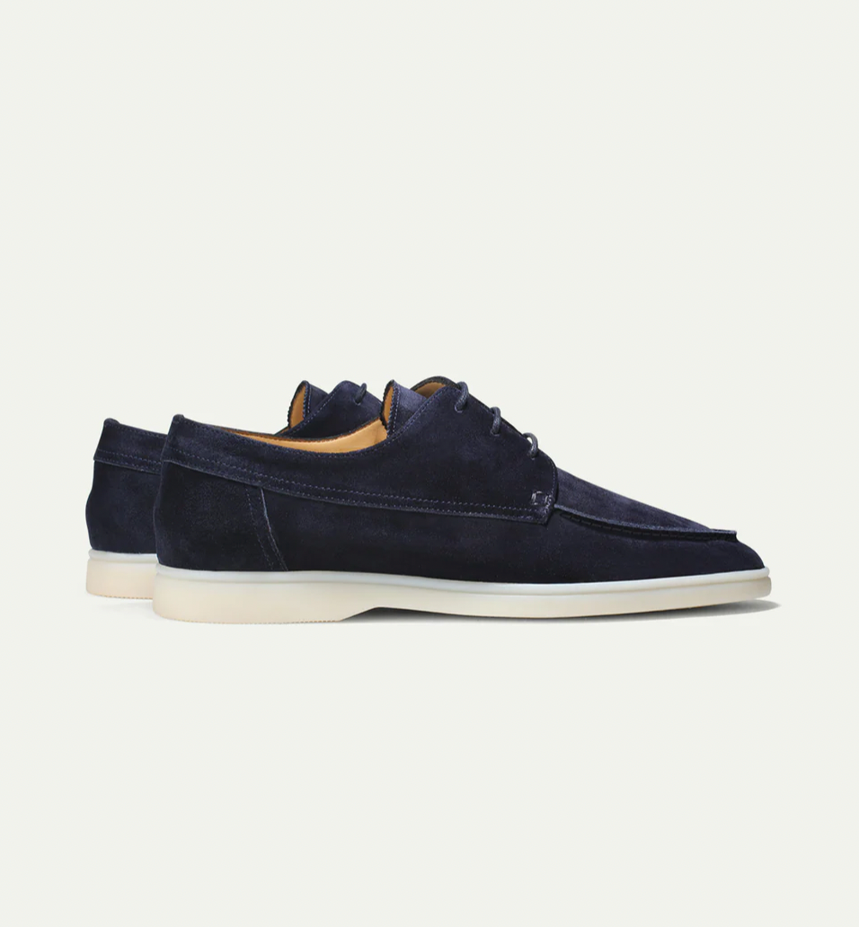 Dunkelblaue Herren-Schnürschuhe aus weichem Wildleder mit heller, leichter Kontrastsohle im modernen, legeren Design.