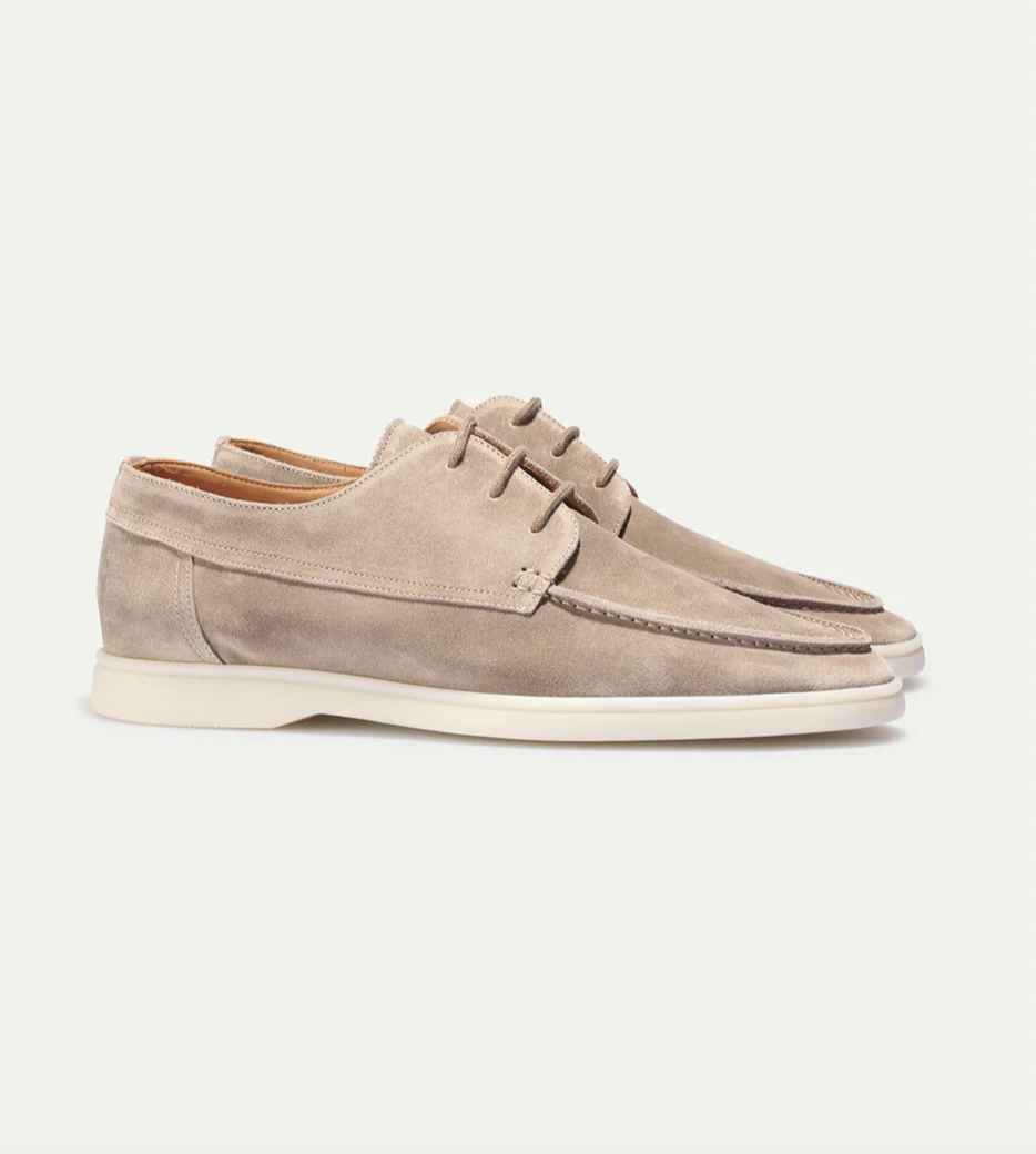 Beigefarbene Herren-Schnürschuhe aus weichem Wildleder mit heller, leichter Sohle und klassischer Silhouette.