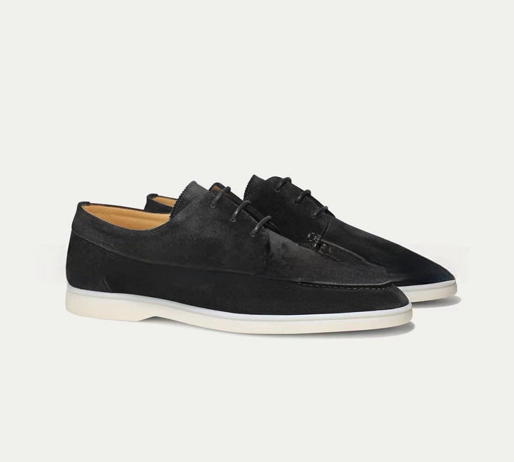 Schwarze Marco Herren-Schnürschuhe aus weichem Wildleder mit heller, leichter Kontrastsohle und eleganter Silhouette.