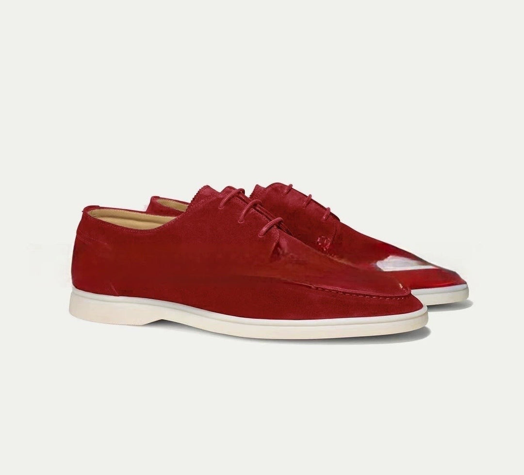 Rote Marco Herren-Schnürschuhe aus weichem Wildleder mit heller, leichter Kontrastsohle und klassischer Schnürung.