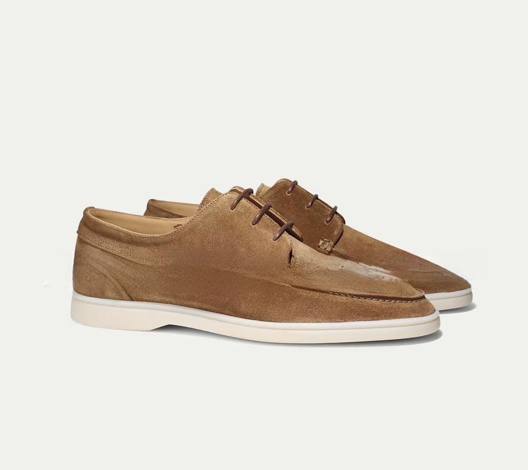 Braune Herren-Schnürschuhe aus weichem Wildleder mit heller, leichter Sohle und klassischer Silhouette.