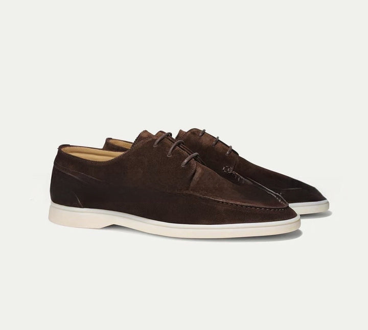 Dunkelbraune Herren-Schnürschuhe aus weichem Wildleder mit heller, leichter Kontrastsohle und eleganter Silhouette.