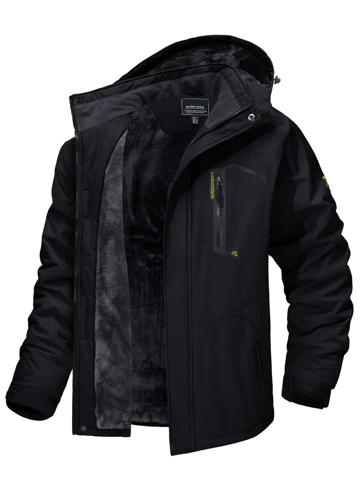 Schwarze Marco Herren-Winterjacke mit weichem Fleece-Futter, wasserabweisender Oberfläche und praktischer Kapuze.